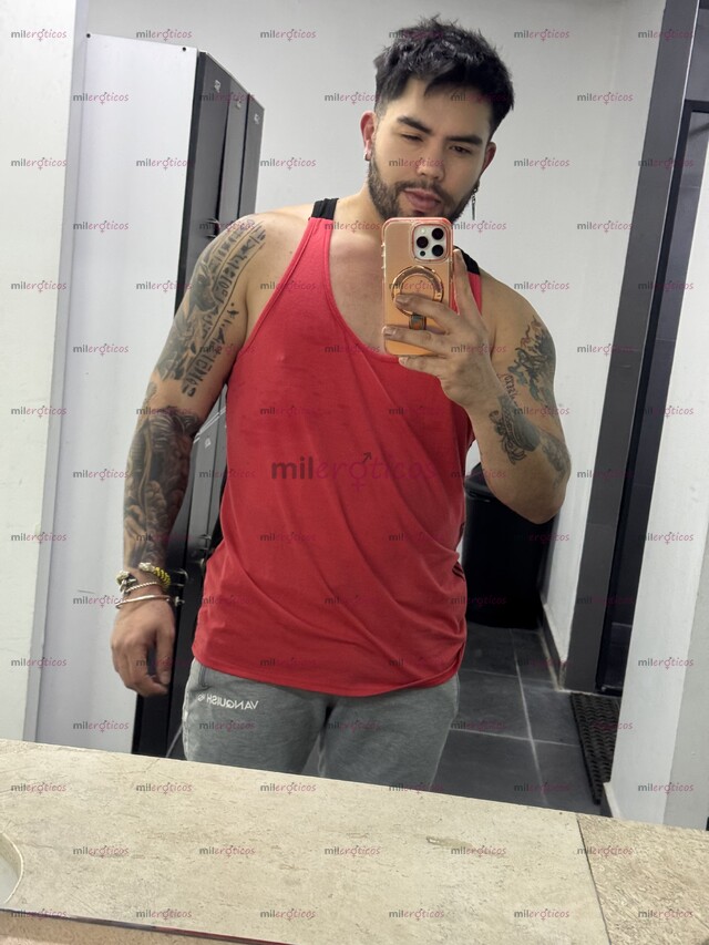 FOTOS DE FIESTERO, TATUADO , CALIENTE Y COMPLACIENTE.