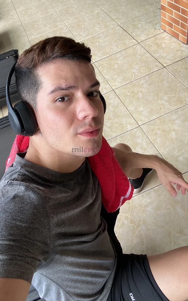 Ola meus queridos muitissimo prazer sou o junior lima sou um garoto branquinho e gostoso amp estou aqui para te proporcionar um atendimento excelente...