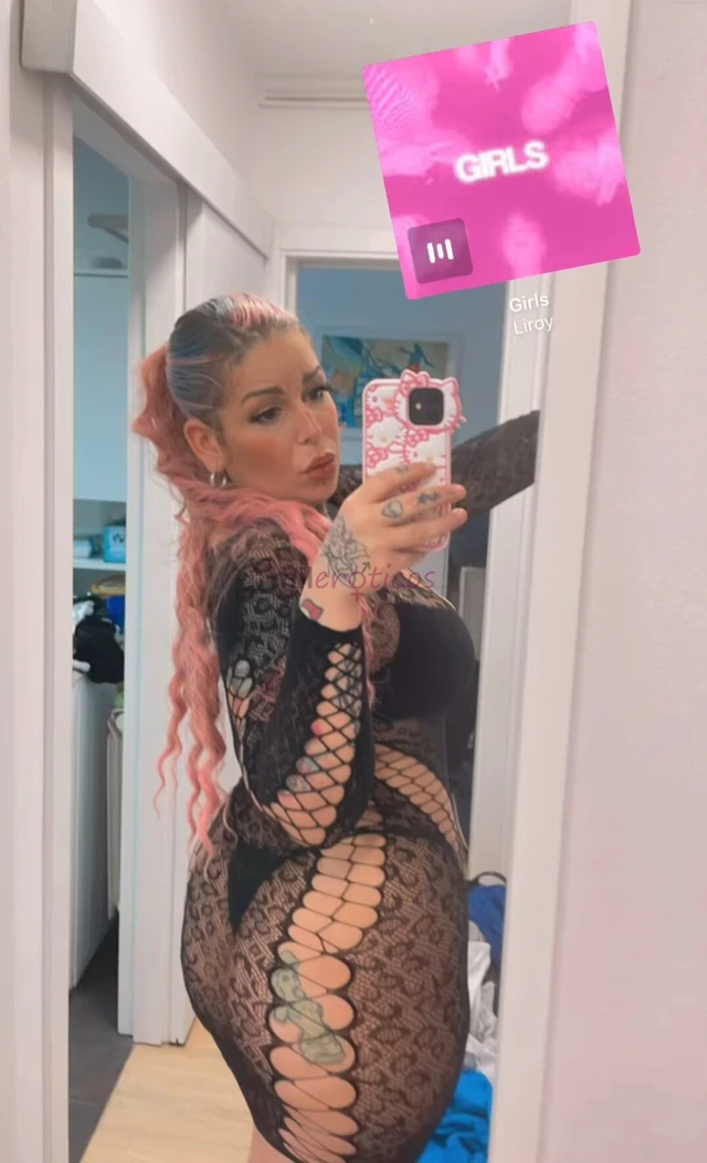 Hola chico sou una menina espanhola viajando pelo brasil estou cn vontade de provar esse jeitinho brasileiro que tudo mundo fala sou una menina muito...