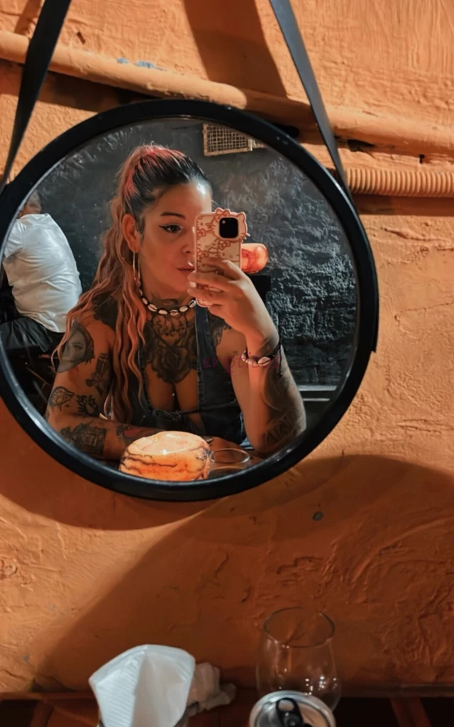 Hola chico sou una menina espanhola viajando pelo brasil estou cn vontade de provar esse jeitinho brasileiro que tudo mundo fala sou una menina muito...