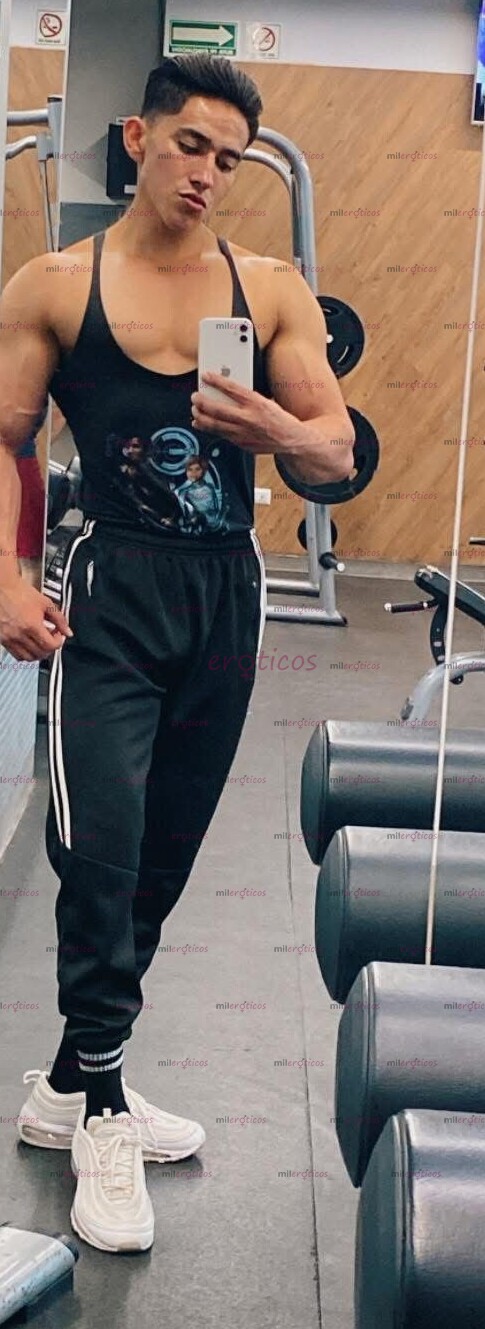 FOTOS DE MACHO EN LA CALLE Y PASIVO SUMISO EN LA CAMA, ARNÉS, SUSPENSORIOS, DILDOS.