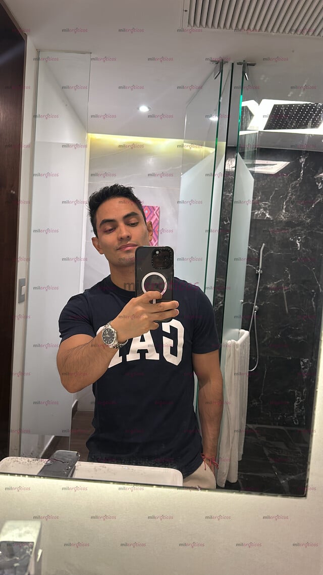FOTOS DE ALEX MASAJISTA VARONIL, ATLÉTICO Y GUAPO, PARA CONSENTIRTE
