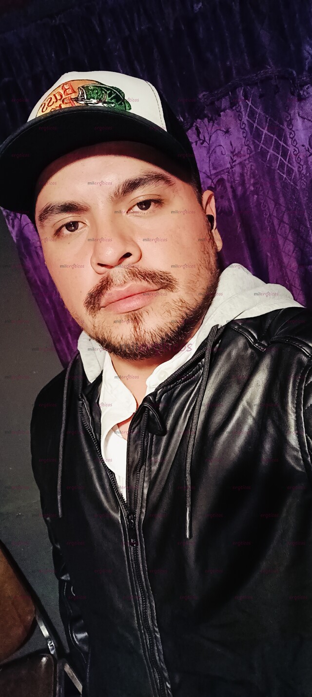 FOTOS DE SENCILLO, CARISMÁTICO Y CON GANAS DE FOLLAR.