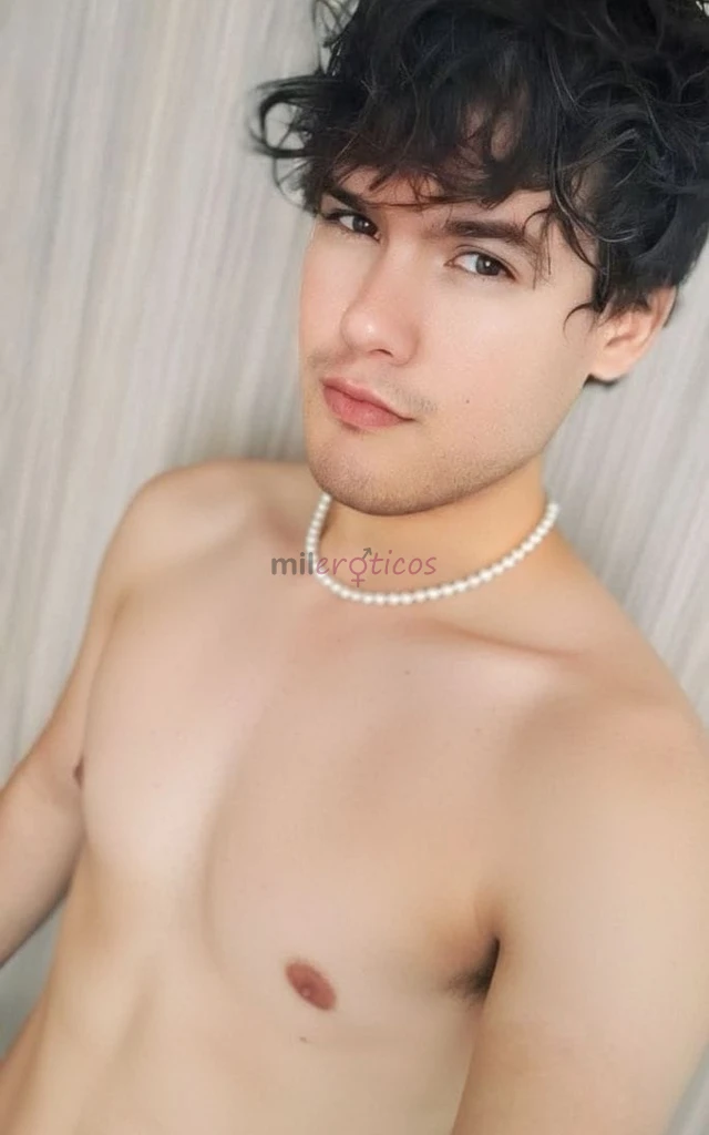 Soy cris un chico de 24 un acompanante masculino de presencia elegante mirada intensa y un estilo naturalmente sofisticado soy de cabello negro y un p...