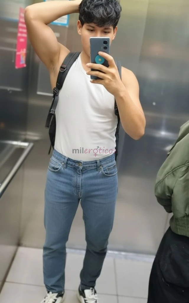 Soy cris un chico de 24 un acompanante masculino de presencia elegante mirada intensa y un estilo naturalmente sofisticado soy de cabello negro y un p...