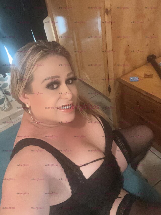 FOTOS DE RUBIA DE PIEL CANELA, DE TRASERO GRANDE Y ENORMES PECHOS, Y BUENA PARA MAMAR