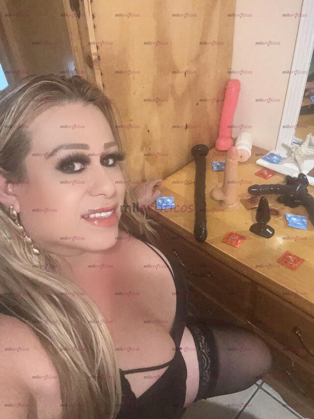 FOTOS DE RUBIA DE PIEL CANELA, DE TRASERO GRANDE Y ENORMES PECHOS, Y BUENA PARA MAMAR