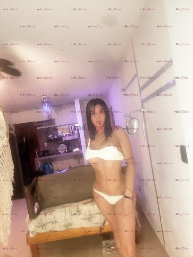 FOTOS DE HOLA, SOY AMELIA GIN. FRESCA, ELEGANTE Y CON ENERGÍA TROPICAL.