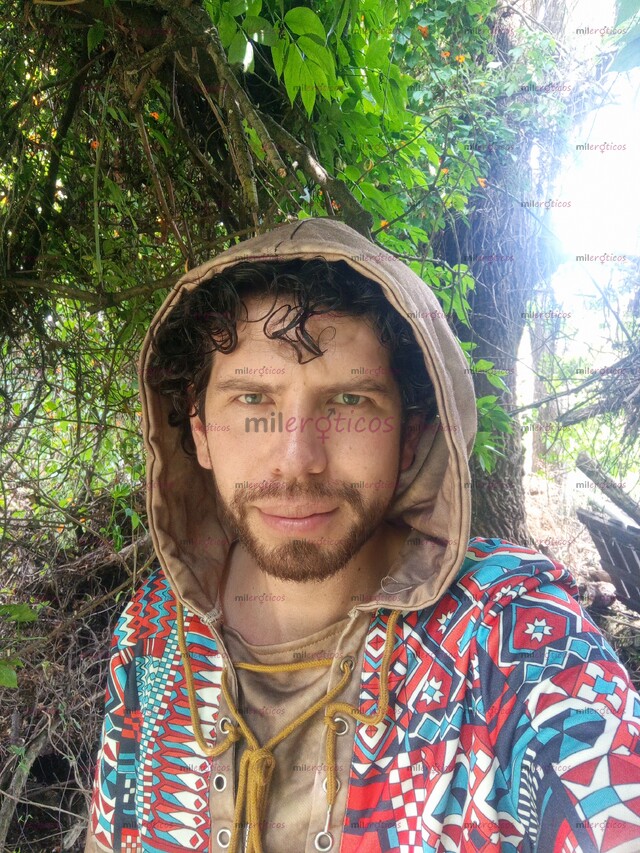 FOTOS DE HOMBRE COMPLACIENTE, APASIONADO BRINDO SEGURIDAD Y EMPATÍA