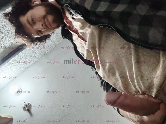 FOTOS DE HOMBRE COMPLACIENTE, APASIONADO BRINDO SEGURIDAD Y EMPATÍA