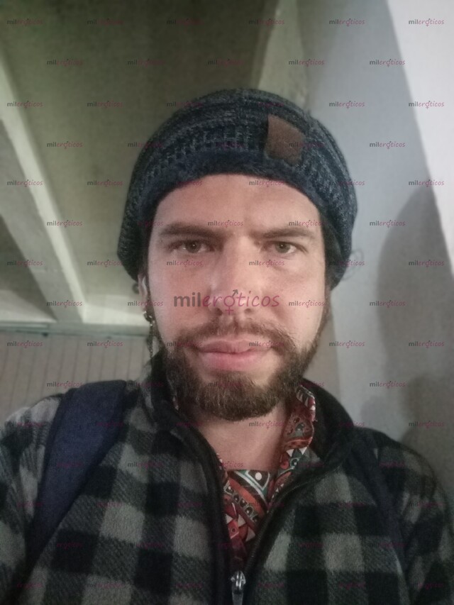 FOTOS DE HOMBRE COMPLACIENTE, APASIONADO BRINDO SEGURIDAD Y EMPATÍA