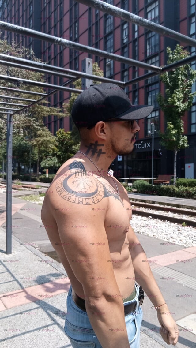 FOTOS DE MORENO MORBOSO, FETICHISTA, TATUADO Y PUERCO
