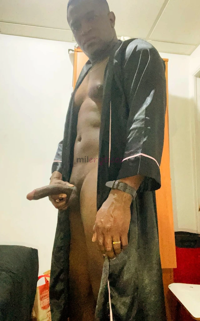 Hola bebe por aqui siempre disponible para brindarte la mejor atencion con estos 20 cm de verga negro colombiano follador masajista con departamento y...