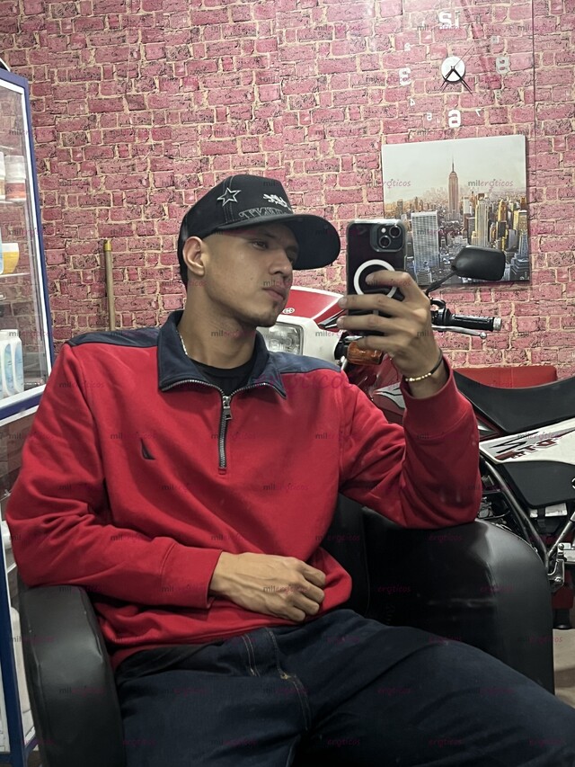 FOTOS DE SÚPER CALIENTE Y DISPUESTO A LLENARTE DE PLACER