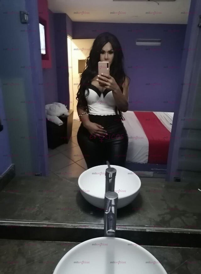FOTOS DE VISITANDO POR POCOS DÍAS , HERMOSA NALGONA Y TETONA SÚPER CACHONDA