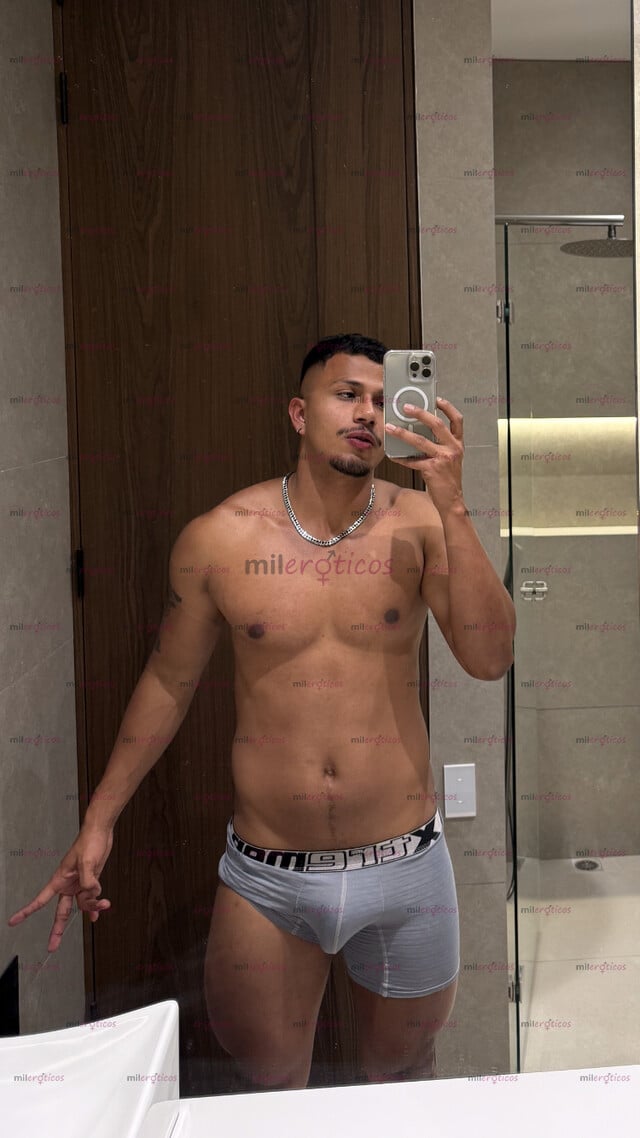 FOTOS DE ACÁ UN MORENITO ALTO Y SEXY DISPONIBLE PARA TI