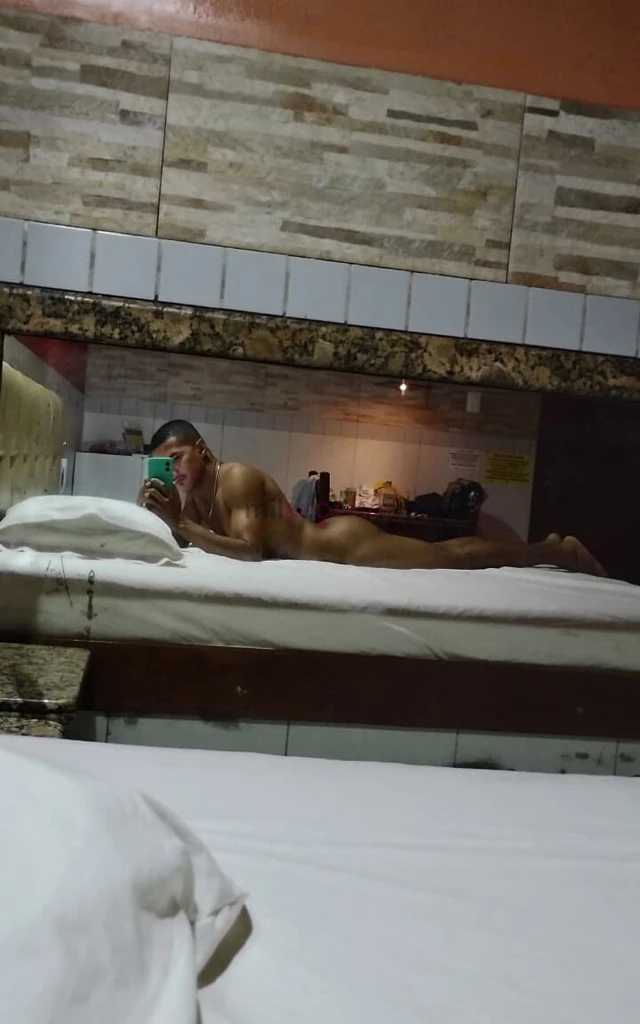 Leo 27 anos moreno discreto versatil passivo atendo homens e casais tenho local e tambem vou ate vc valores a combinar sou tranquilo sem pressa bem di...