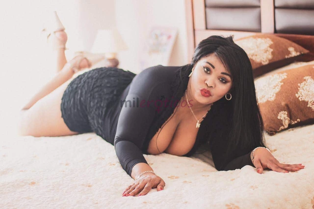 Hola carino me llamo zafiro y soy una mujer con especialidad en dar placer online sin ningun tabu me veras como soy toda una deliciosa mujer porno con...