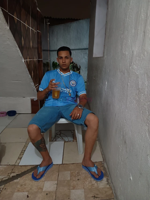 Sou mineiro e adoro uma putaria bem feita e umas coisas diferentes entra em contato pra conhecer o novinho fazer umas coisas diferentes adoro novinha...