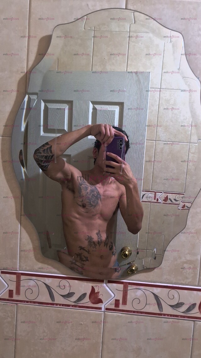 FOTOS DE JOVEN CHAKAL TATUADO CON UNA VERGOTA LISTO PARA COGERTE BIEN RICO