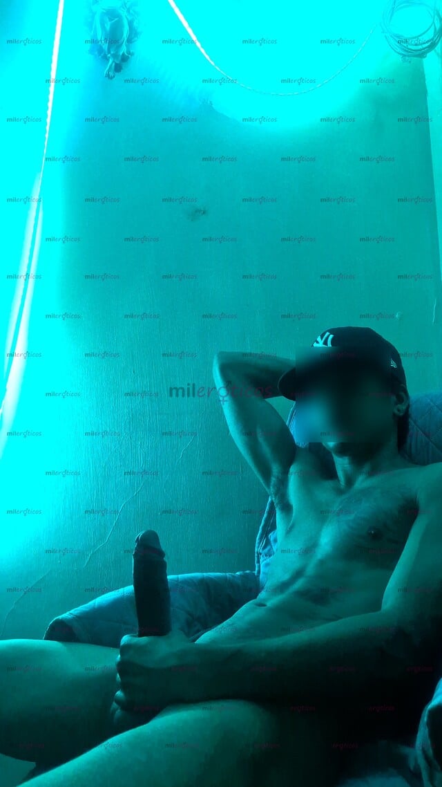 FOTOS DE JOVEN CHAKAL TATUADO CON UNA VERGOTA LISTO PARA COGERTE BIEN RICO