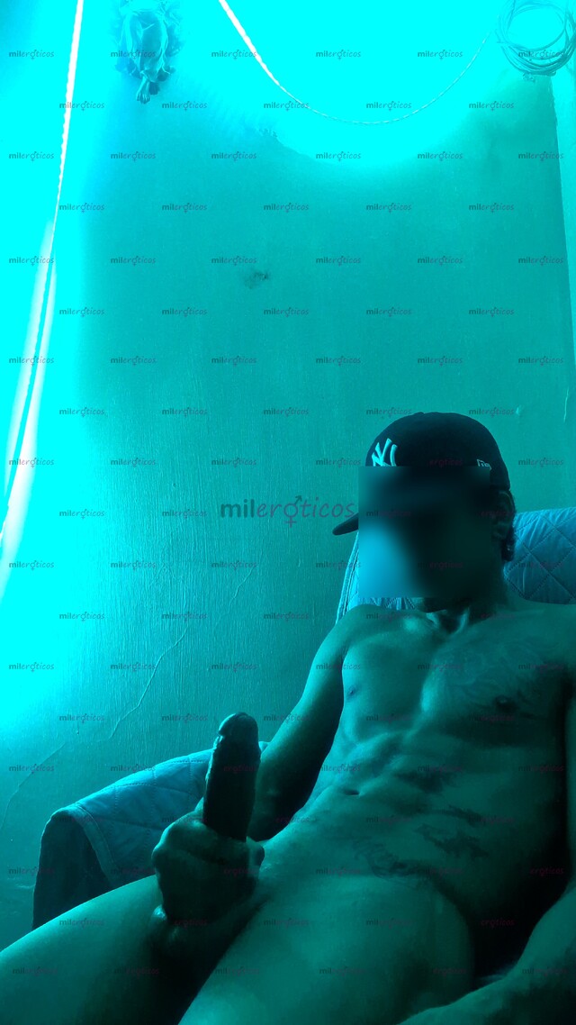 FOTOS DE JOVEN CHAKAL TATUADO CON UNA VERGOTA LISTO PARA COGERTE BIEN RICO