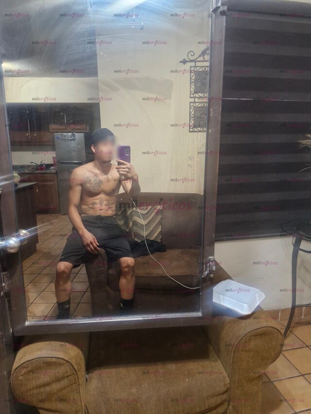 FOTOS DE JOVEN CHAKAL TATUADO CON UNA VERGOTA LISTO PARA COGERTE BIEN RICO