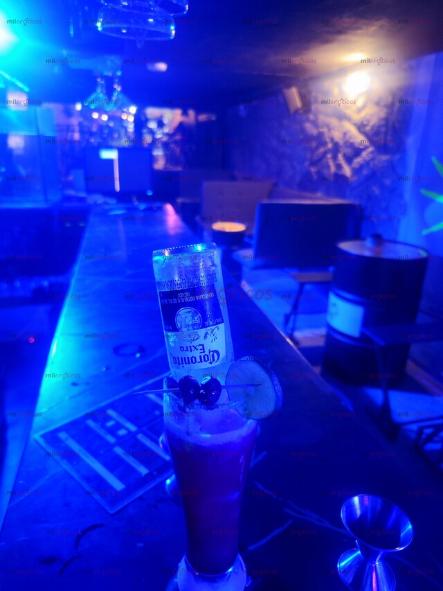 FOTOS DE CASA DE CITAS CON HERMOSAS CHICAS , BAR ,Y COMIDAS EN EL POBLADO