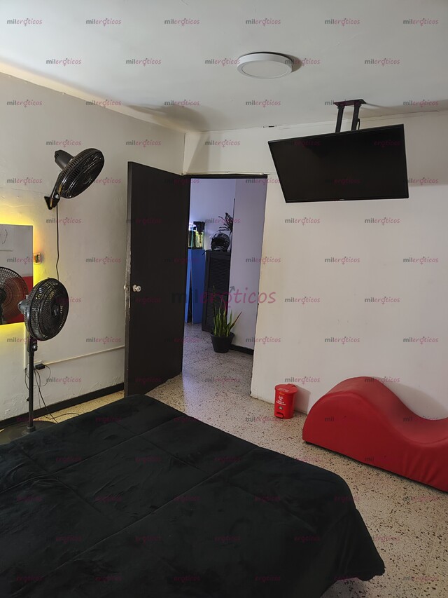 FOTOS DE CASA DE CITAS CON HERMOSAS CHICAS , BAR ,Y COMIDAS EN EL POBLADO