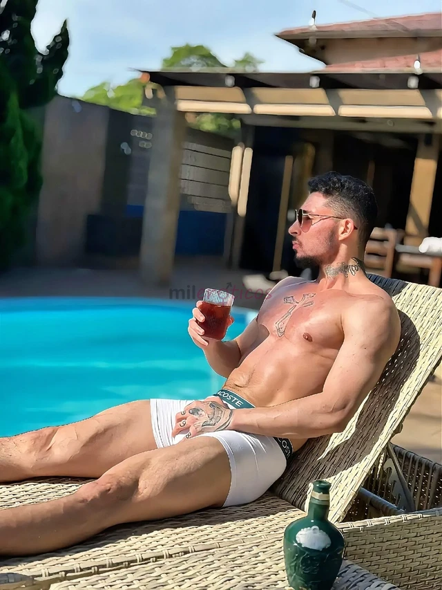 Sou logan leblanc um homem de presenca marcante olhar intenso e corpo definido pronto para proporcionar momentos de prazer conexao e exclusividade ate...