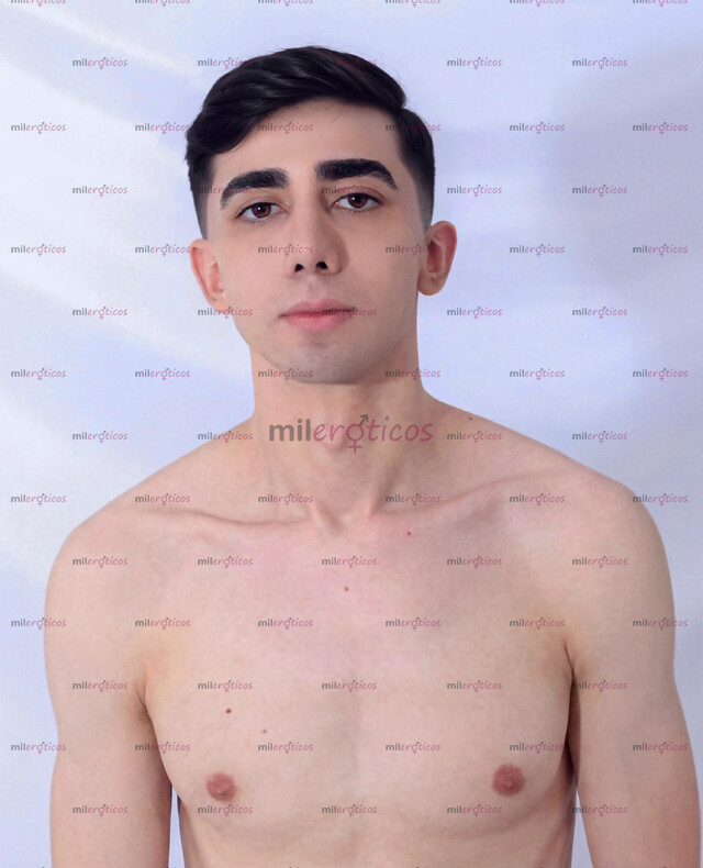 FOTOS DE ACTIVO, MASCULINO, GUAPO Y VERGÓN DE 24 CENTÍMETROS.