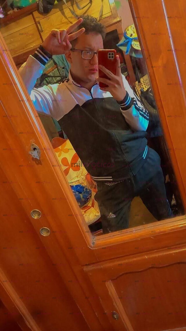 FOTOS DE JOVEN UNIVERSITARIO CON GANAS DE VERGA Y CULOS.