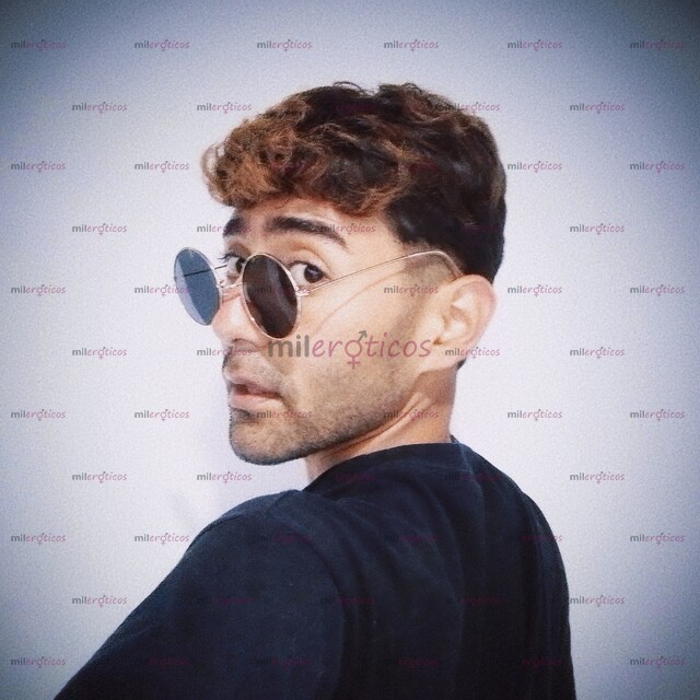 FOTOS DE JOVEN LATINO VENEZOLANO. DELGADO MARCADO Y CON ACTITUD