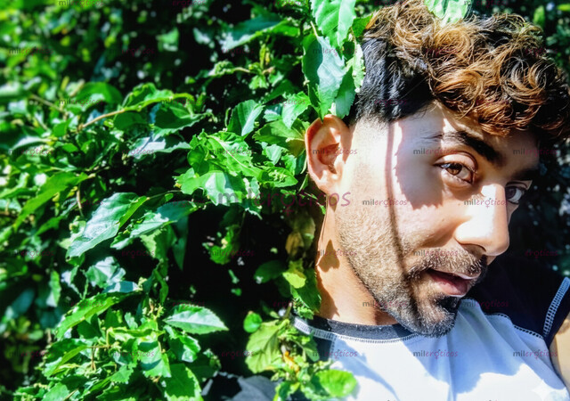 FOTOS DE JOVEN LATINO VENEZOLANO. DELGADO MARCADO Y CON ACTITUD