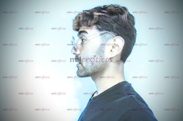 FOTOS DE JOVEN LATINO VENEZOLANO. DELGADO MARCADO Y CON ACTITUD