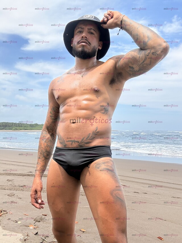FOTOS DE CHICO LATINO SERIO MACHO Y DISCRETO DE PASO POR LA CIUDAD !!