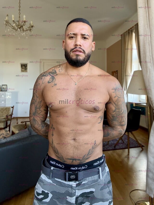 FOTOS DE CHICO LATINO SERIO MACHO Y DISCRETO DE PASO POR LA CIUDAD !!