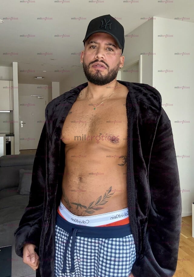 FOTOS DE CHICO LATINO SERIO MACHO Y DISCRETO DE PASO POR LA CIUDAD !!
