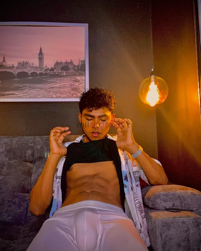Hola soy samuel 23 anos hombre serio varonil con muy buena presentacion educacion higiene dispuesto a complacerte cumplo con todas tus fantasias y tus...