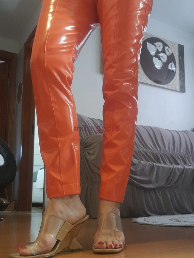 Coroa q mostra tudo bem de perto interajo com seu fetiche uso dildos em penetracao dupla varios tamanhos packs de todos os tiposchuva doura marrom pod...