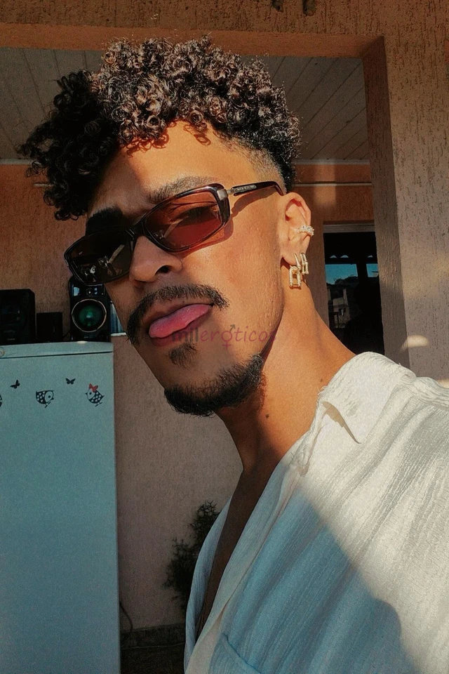 Me chamo alexandre e estou aqui pra juntos nos divertimos sair pra jantar curtir uma noite interessante deixando a imaginacao fluir podemos chegar em...