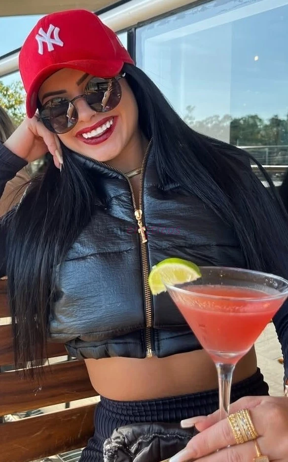 Morena atraente louca para satisfazer todos seus prazeresbaixinha cabelos longos bem bronzeada corpo mignon disposta a te dar muito prazer e satisfaze...