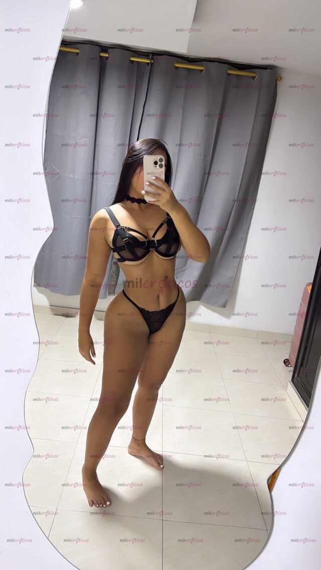 FOTOS DE NATALY HERMOSA PELINEGRA DISPUESTA A COMPLACERTE