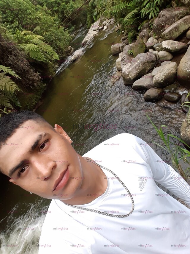 FOTOS DE MORENITO APASIONADO BIEN DOTADO PARA DISFRUTAR