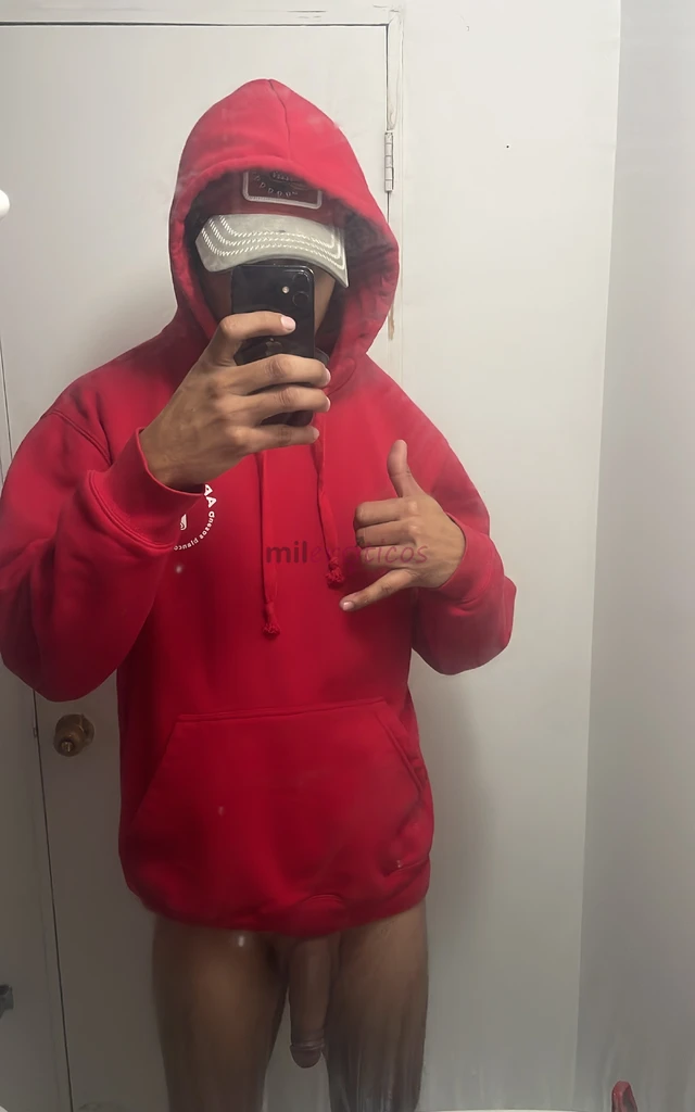 Joven de 1 84 cm gigolo disponible reservado educado y discreto disponible para hacerte pasar la mejor navidad que hayas tenido consulta por todos los...