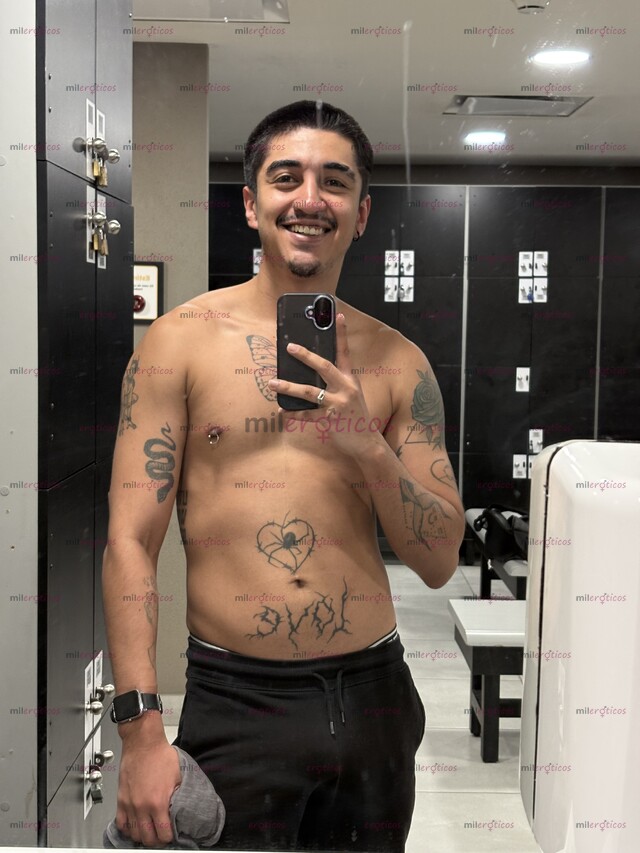 FOTOS DE EL CHICO DE GORRO LLEGÓ PARA HACERTE SENTIR EL MAYOR DE LOS PLACERES