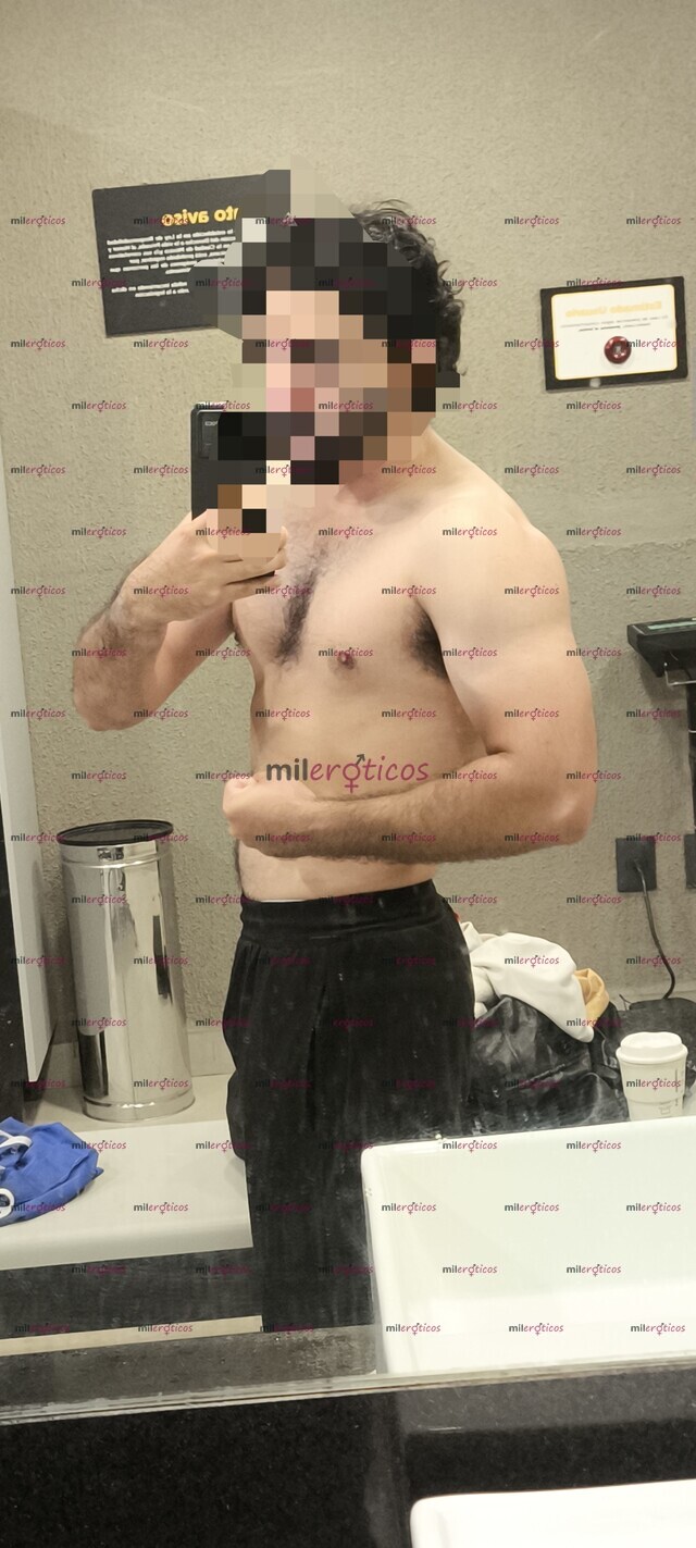 FOTOS DE HOMBRE DE BARBA COMPLETA Y MUY DELGADO, DE ESTATURA MEDIA.