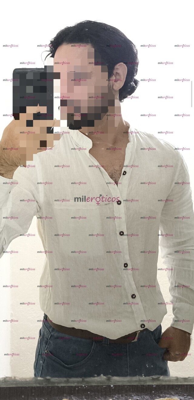 FOTOS DE HOMBRE DE BARBA COMPLETA Y MUY DELGADO, DE ESTATURA MEDIA.