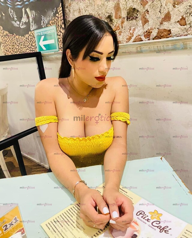 FOTOS DE JOVEN Y SÚPER CALIENTE TRANSEXUAL CON BUENA VERGA Y ARTA LECHE
