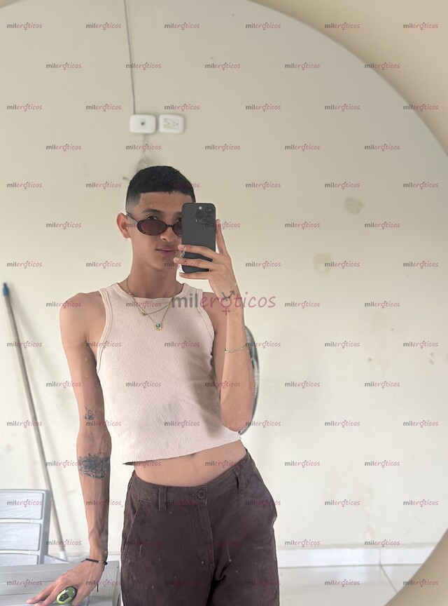 FOTOS DE JOVEN DELGADO PINTA, TWINK COMUNÍCATE WHATSAPP O LLAMADA